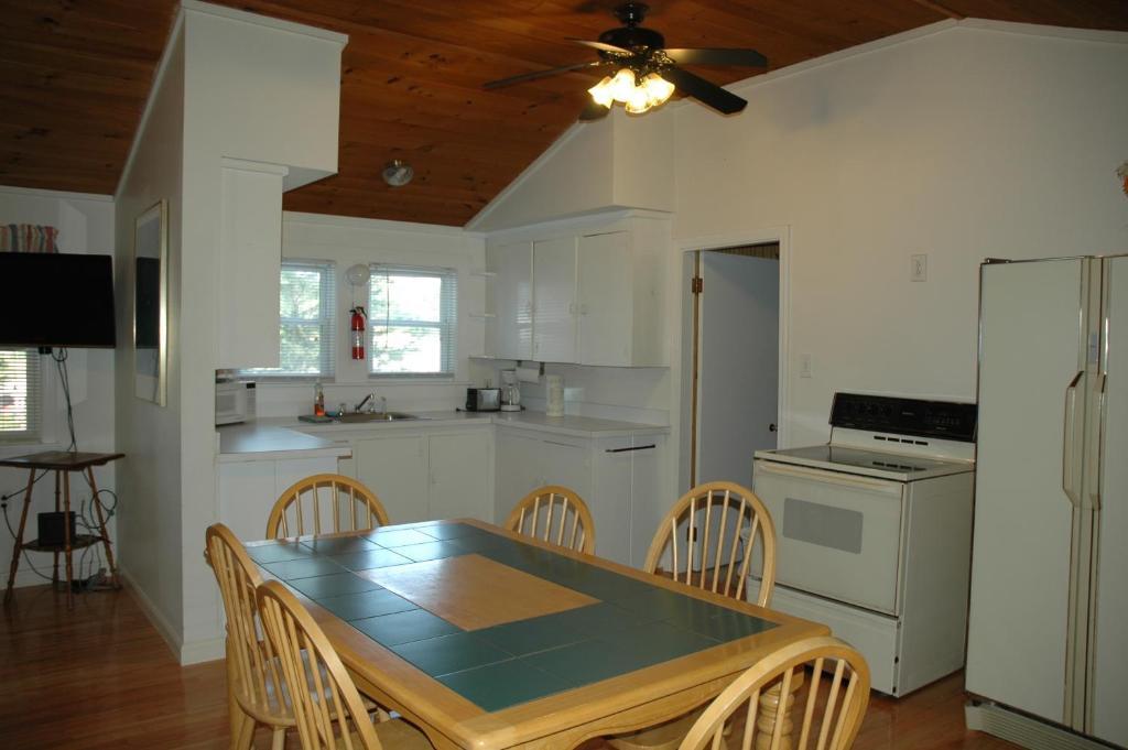 Channel Waterfront Cottages 위어스비치 객실 사진